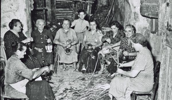 Le fiascaie a lavoro in un'immagine dell'epoca Le fiascaie a lavoro in un'immagine dell'epoca