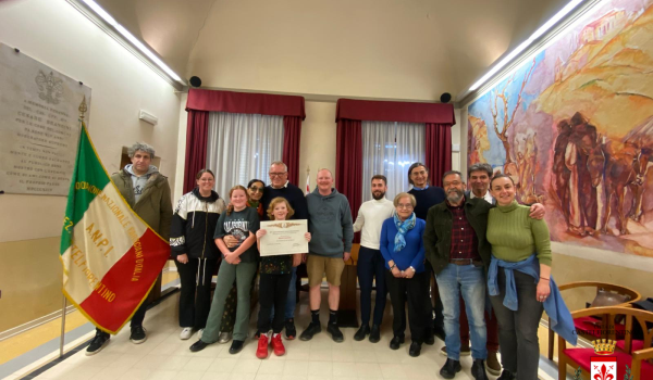 Foto di gruppo: la famiglia Leoncini ricevuta a Palazzo Comunale